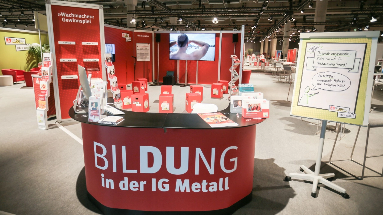 Ein Stand auf dem Gewerkschaftstag 2015 informiert über Bildung in der IG Metall
