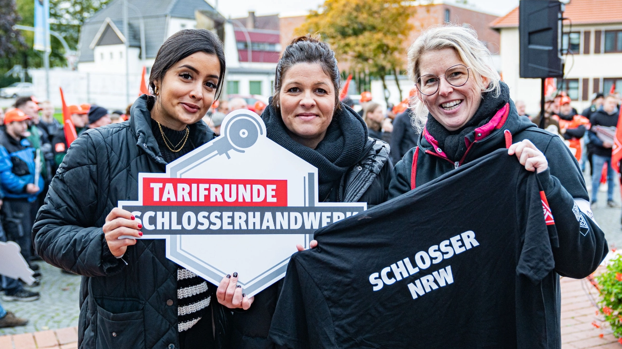Drei Frauen beim Warnstreik des Schlosserhandwerks in Lübbecke (Nordrhein-Westfalen)