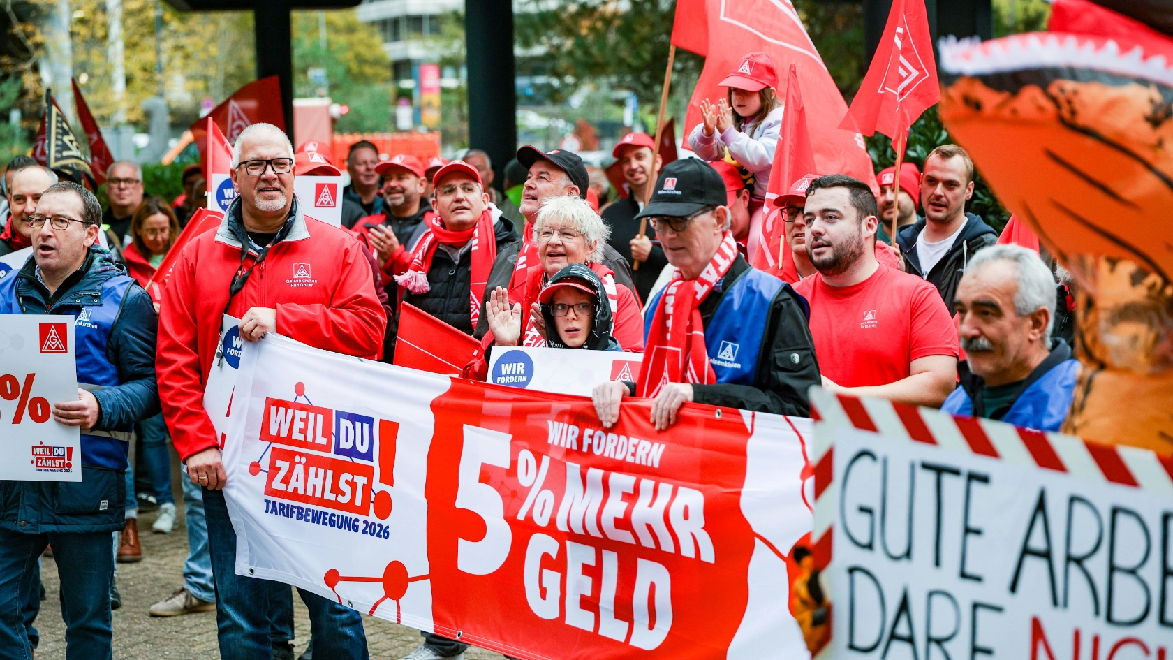 Vor Beginn der Verhandlung demonstrierten ca. 200 Kolleginnen und Kollegen vor dem Hilton-Hotel Düsseldorf