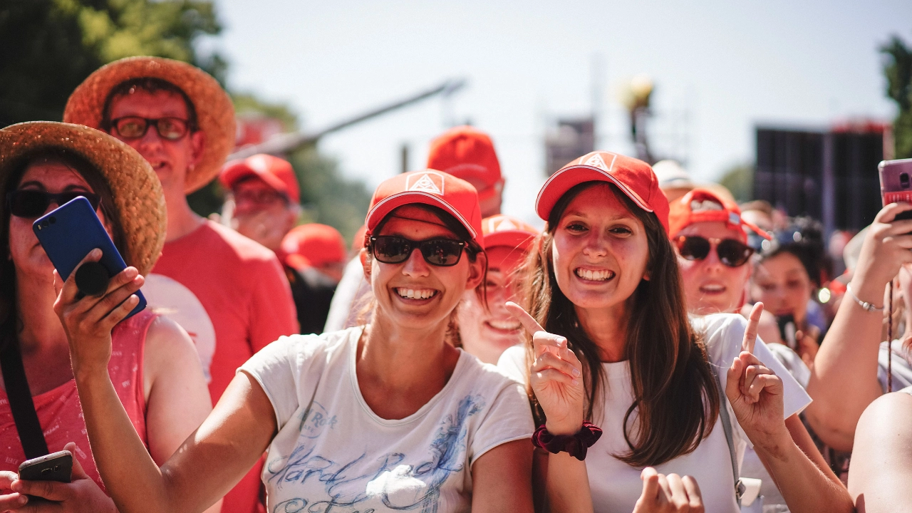 Zwei junge Metallerinnen freuen sich in der Menschenmenge