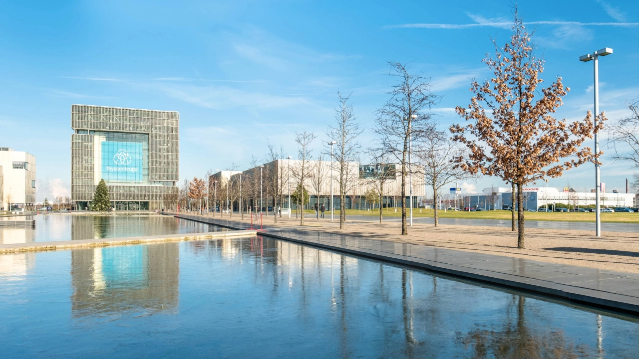 Thyssenkrupp Zentrale in Essen Winter Sonne Totale