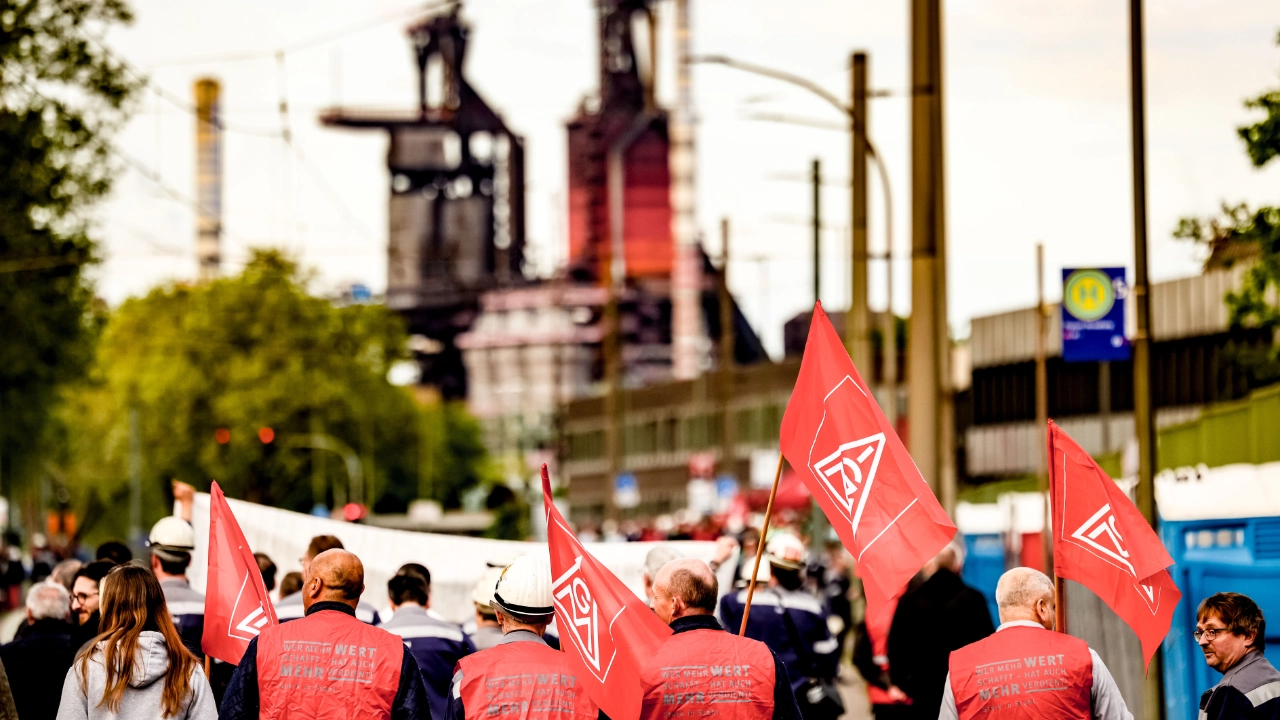Demo von TKSE Beschäftigten vor Hochofen-Kulisse