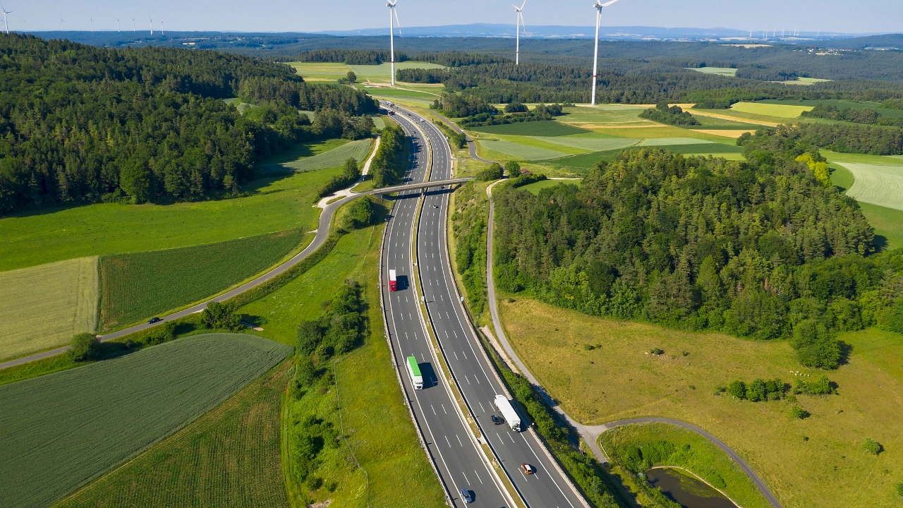 Lkw auf Autobahnen und Windkraftanlagen, Luftbild