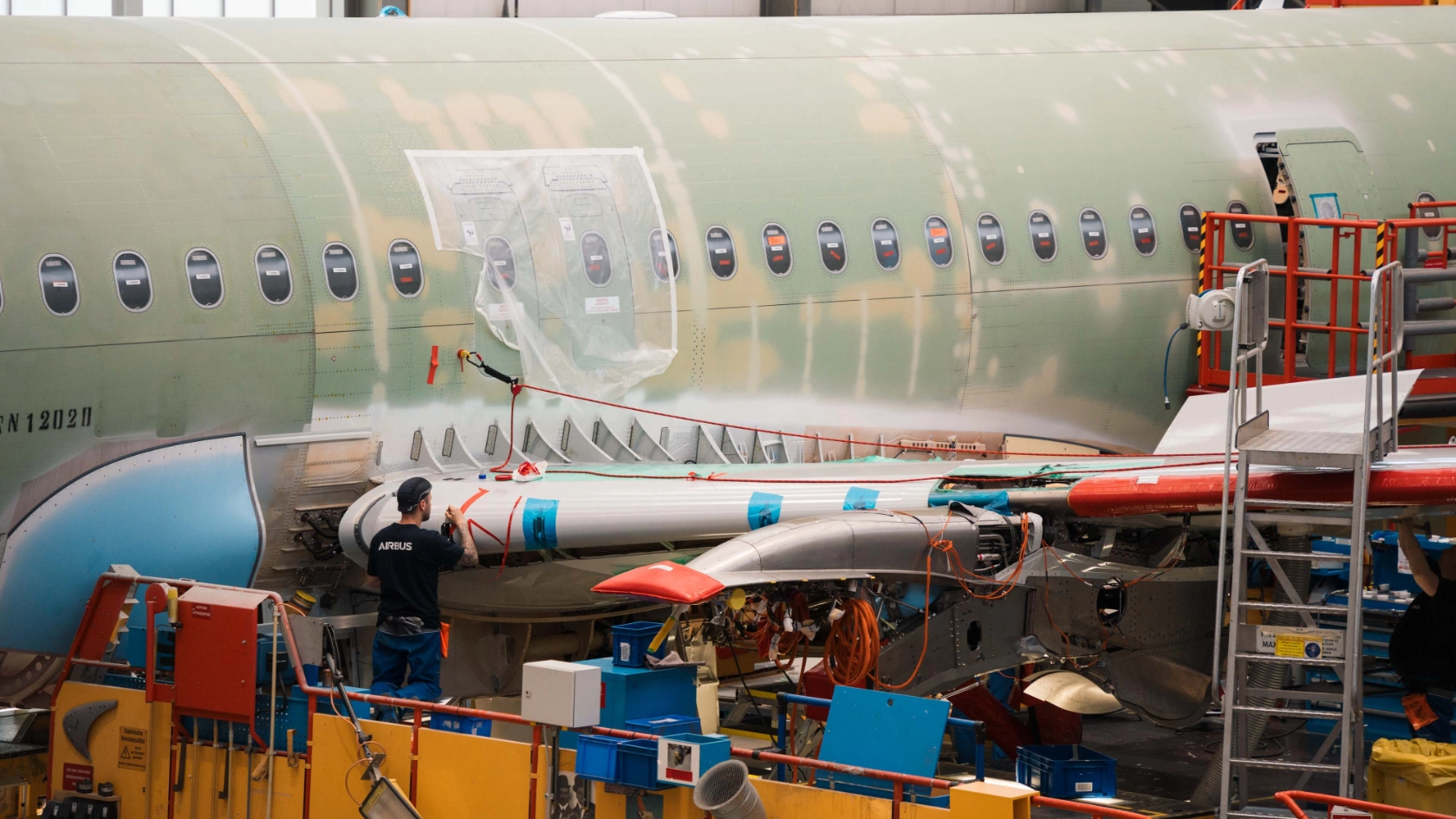In der Flugzeughalle bei Airbus in Hamburg entsteht eine neue Passagiermaschine.