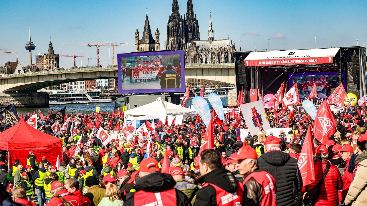 Menge vor Bühne und Screen mit Dom