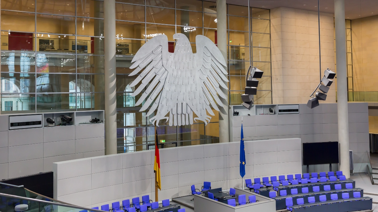 Blick in den leeren Plenarsaal des Deutschen Bundestages