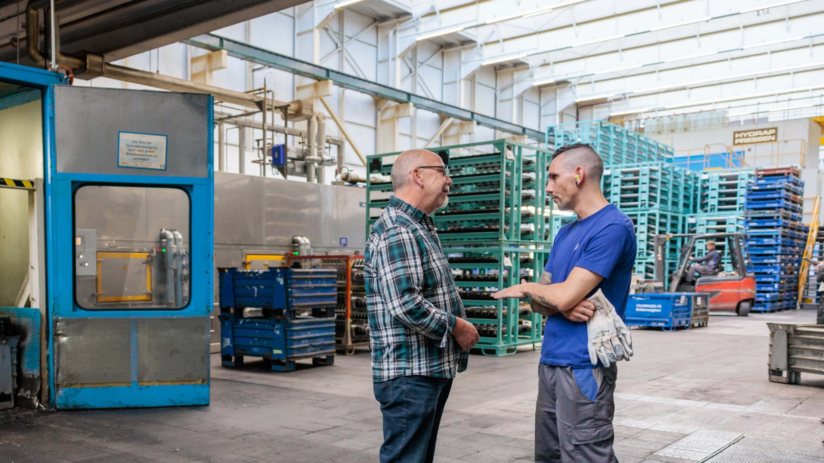 Marcel Weber im Gespräch mit BR Jann Döpke bei Volkswagen in Braunschweig