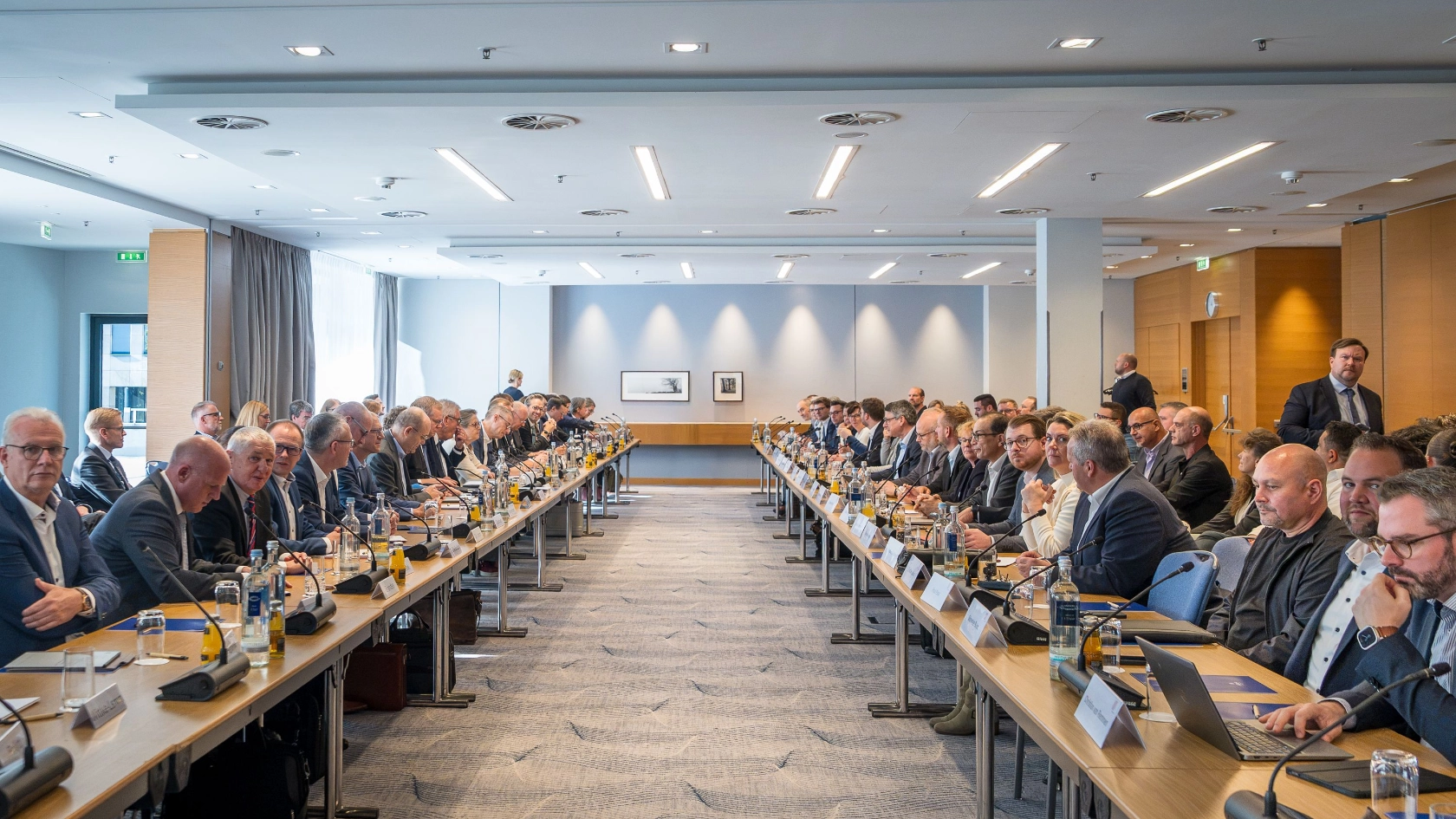 IG Metall NRW: Tarifverhandlung 1. Runde im Hilton Düsseldorf - ©markusfeger.com