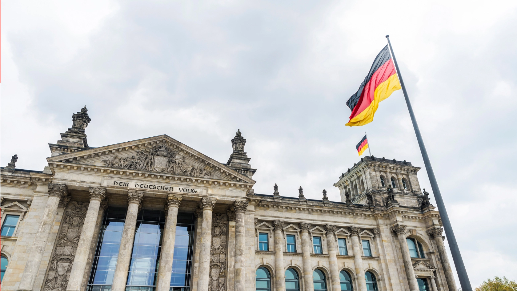 Eine Deutschland-Flagge weht vor dem Bundestag in Berlin