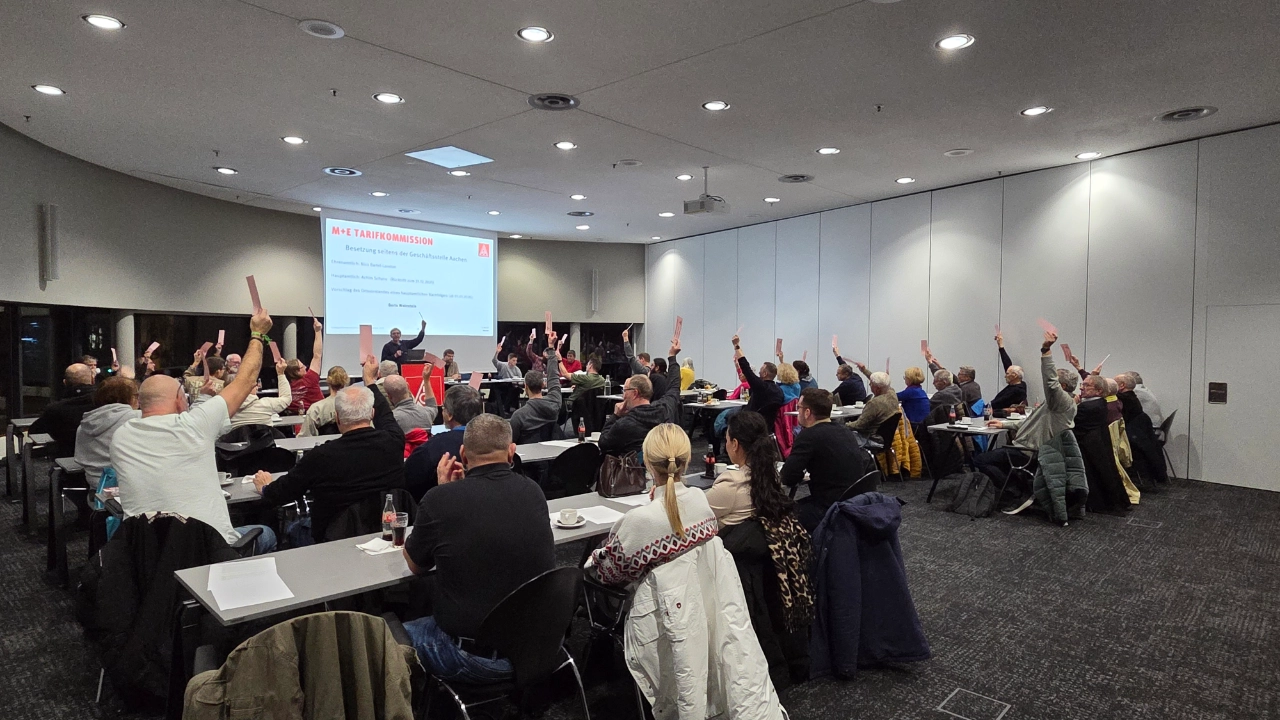 Totalaufnahme der Versammlung von hinten bei einer Abstimmung