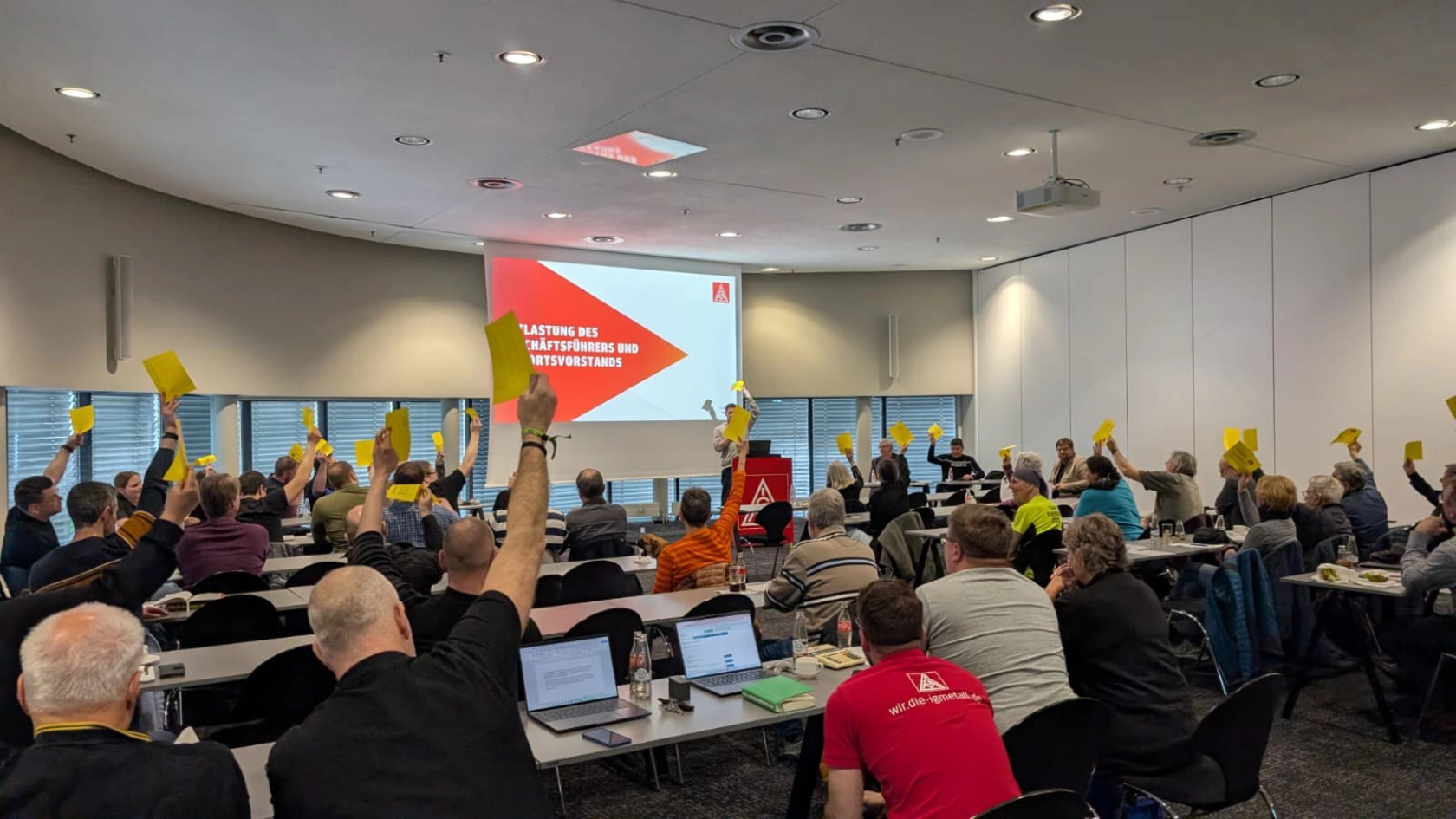 Totalaufnahme der Versammlung von hinten bei einer Abstimmung