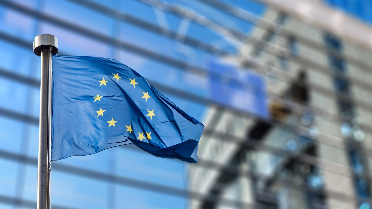 Europäische Union Flaggen vor dem Europäischen Parlament