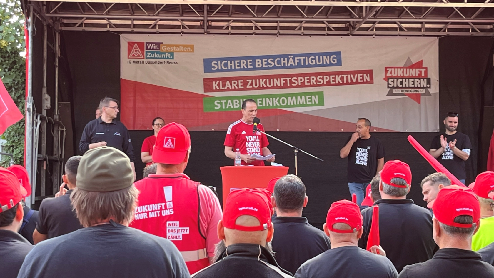 Die Beschäftigten der Autoindustrie leisten Widerstand gegen die Spar- und Verlagerungsfantasien ihrer Konzernbosse. Beim bundesweiten Aktionstag am 21. September werden sie ein deutliches Zeichen setzen: Wettbewerbsfähigkeit entsteht nicht durch Sparen, sondern durch Investitionen.