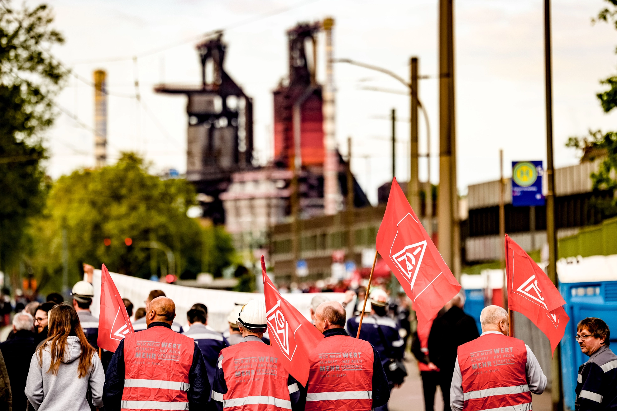 Demo von TKSE Beschäftigten vor Hochofen-Kulisse