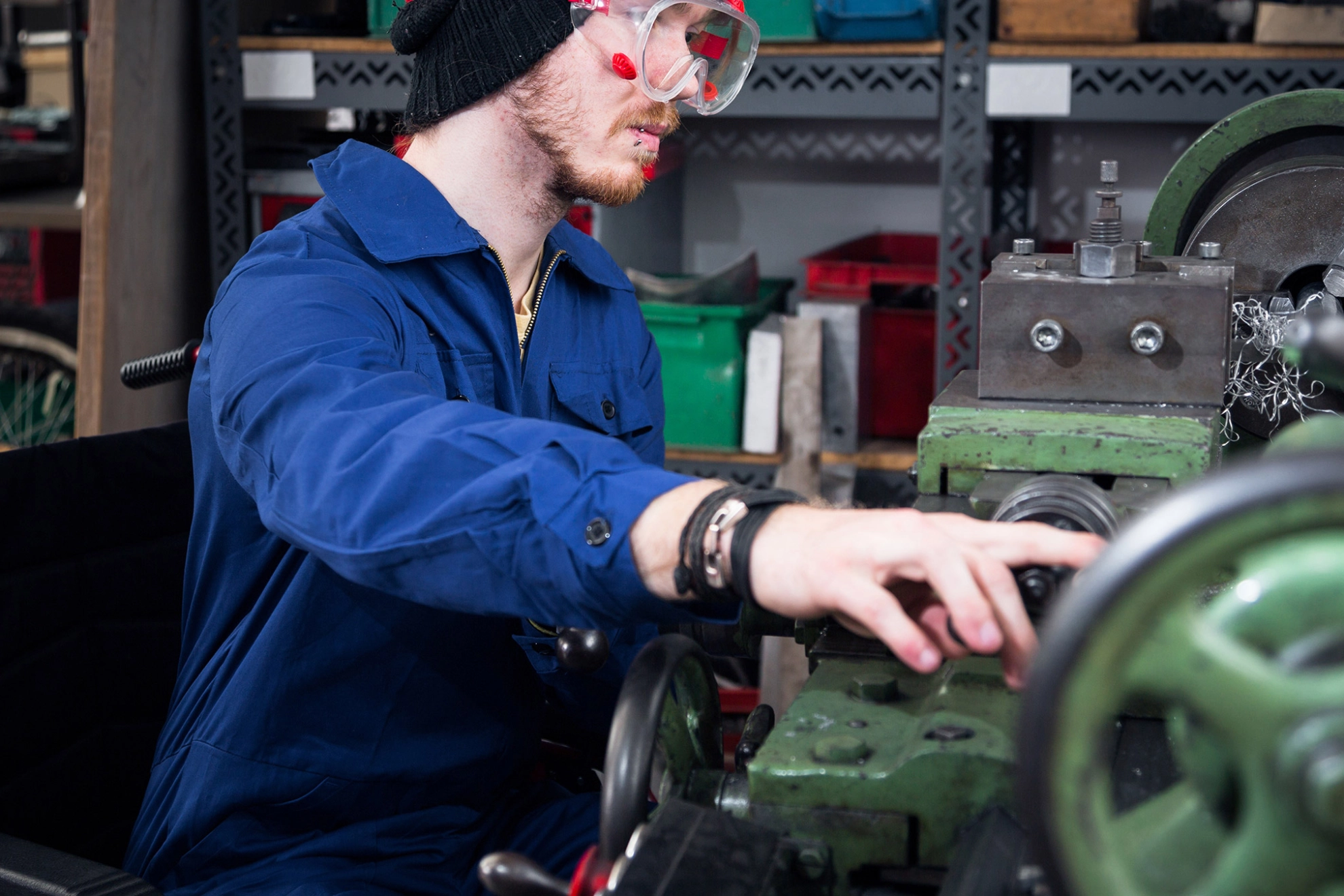 Mechaniker im Rollstuhl an der Drehbank