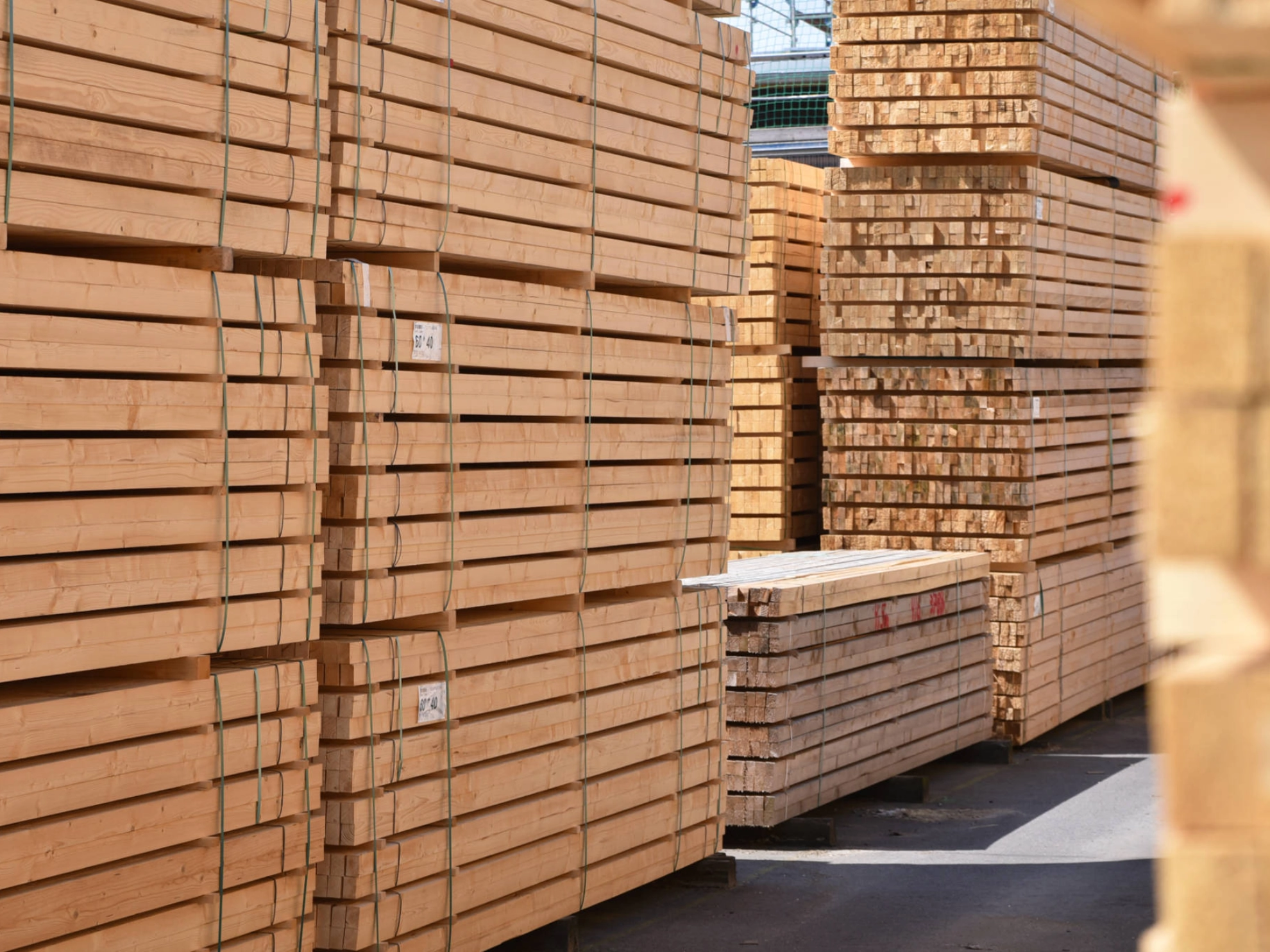 Holzbretter, die in Stapeln gelagert werden.