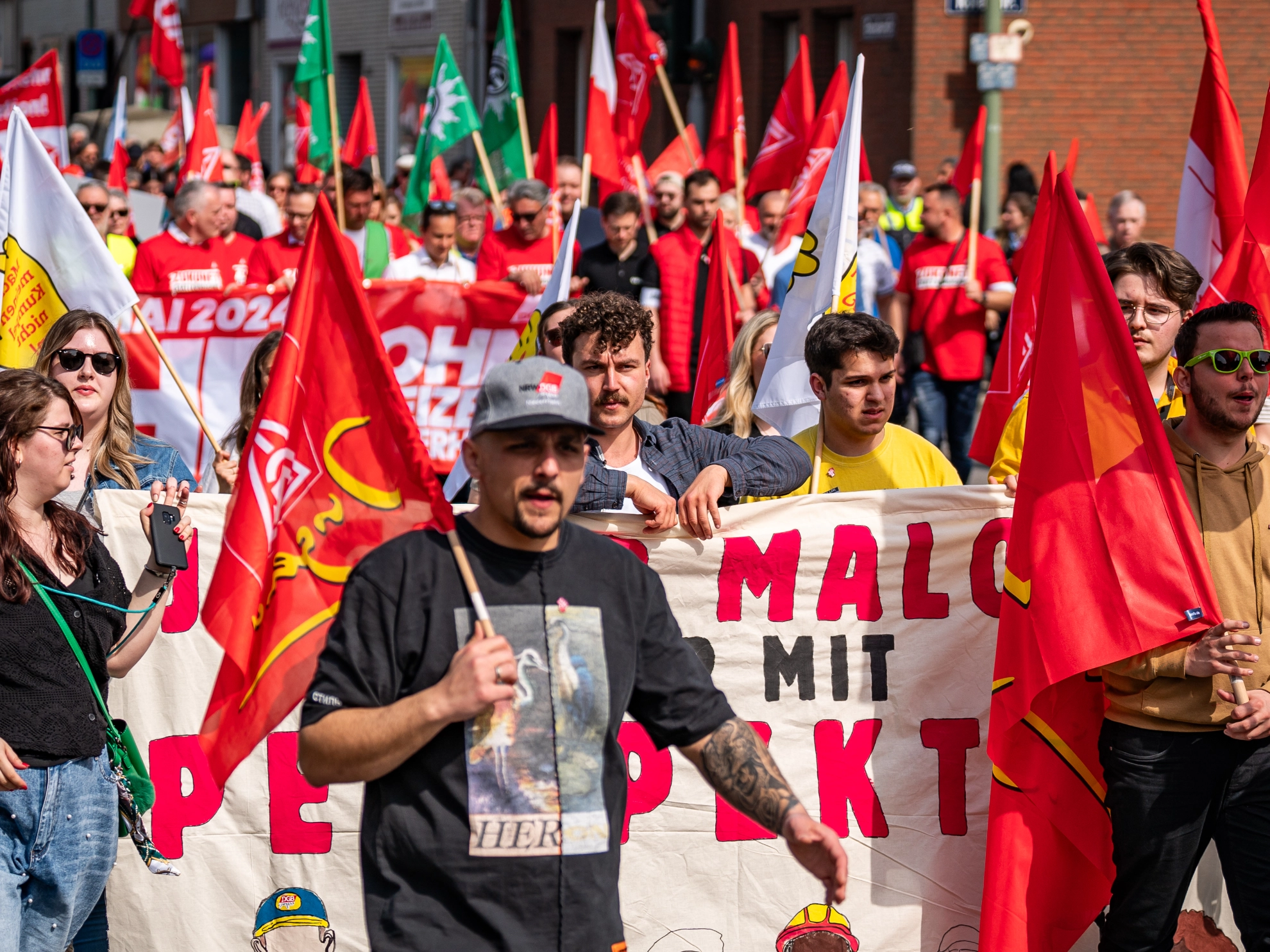 Unter dem Motto „Mehr Lohn, mehr Freizeit, mehr Sicherheit“ demonstrieren am 1. Mai 2024 tausende Beschäftigte. Deutschlandweit gehen sie für gute und sichere Arbeit auf die Straße, wie hier in Duisburg.