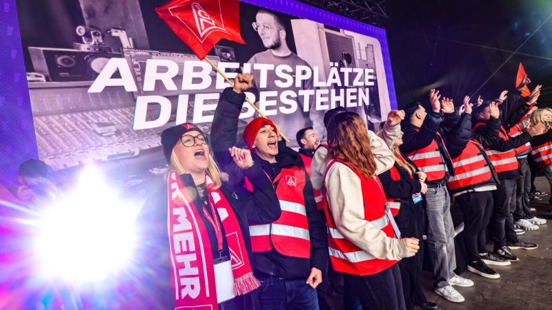 Jugend Aktion mit Song auf der Bühne