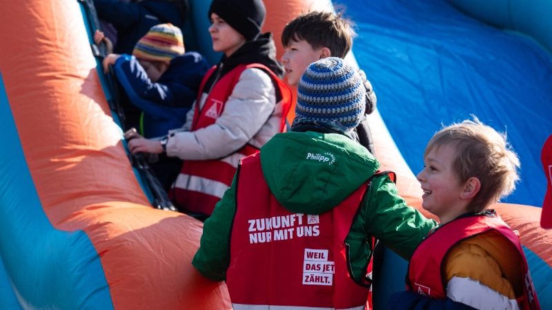 Kinder auf den Demo Rutsche