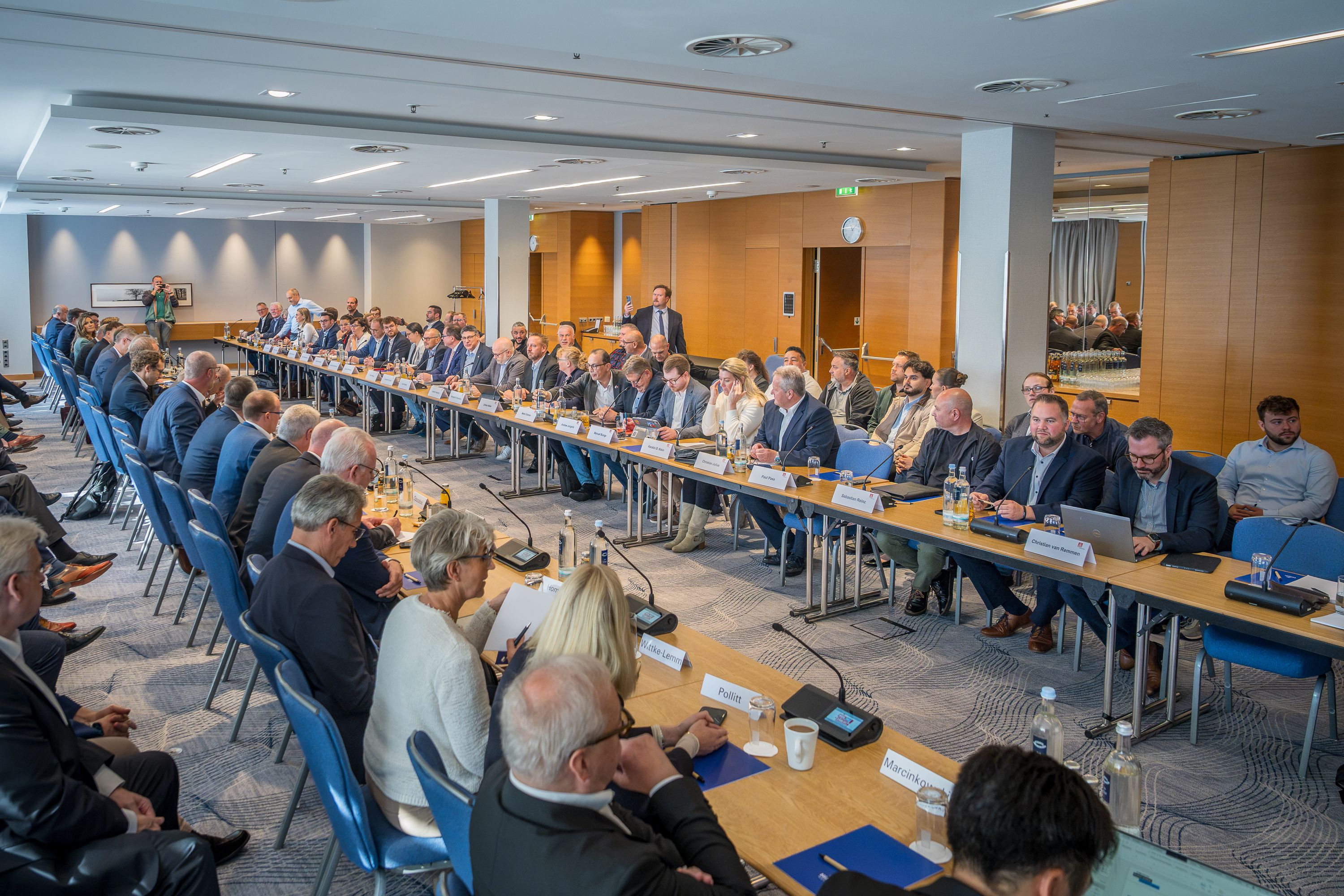 IG Metall NRW: Tarifverhandlung 1. Runde im Hilton Düsseldorf - ©markusfeger.com